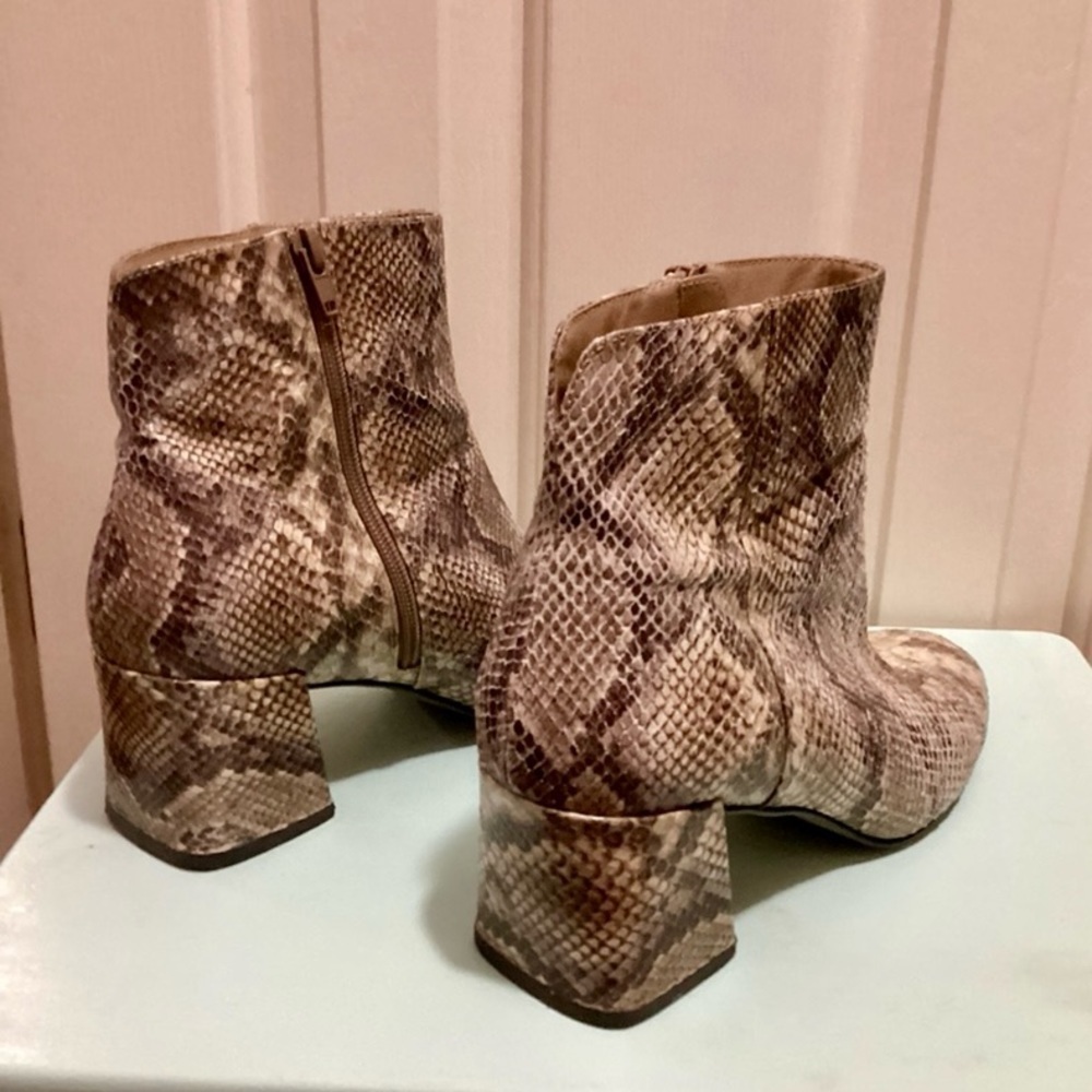 Chinese Laundry Women’s Size 9 Block Heel Snake Skin Daria Ankle Booties EUC - Picture 7 of 11